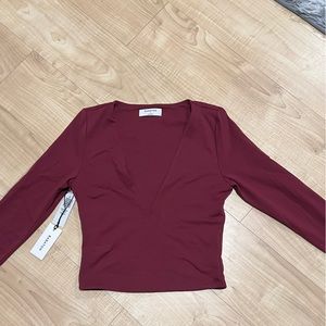 Aritzia |BABTON| contour v-neck. BRAND NEW/NEVER WORN | Size Small (S) |